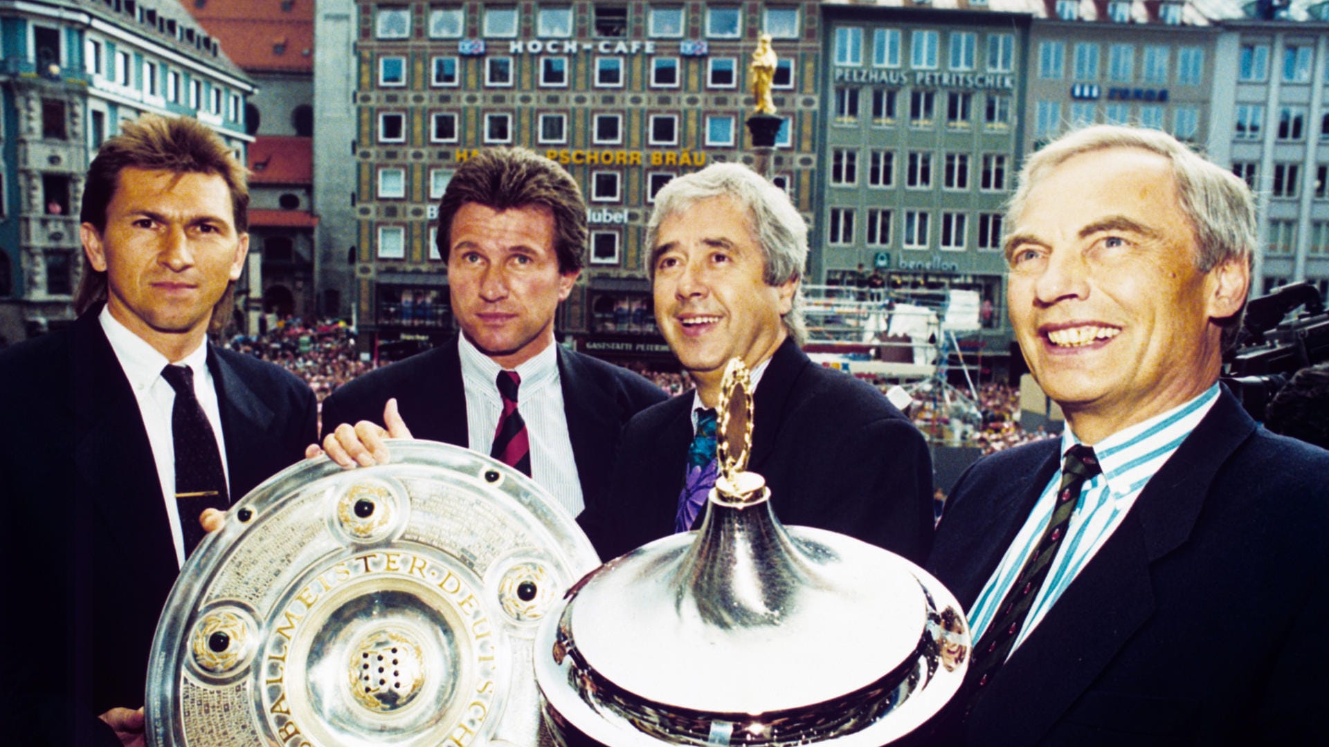 In der Folgesaison wiederholte "Don Jupp" den Gewinn der Meisterschale mit dem Branchenprimus. Auf dem Münchner Rathaus-Balkon zeigte sich der heute 72-Jährige (Zweiter von links) mit Kapitän Klaus Augenthaler (von links), Präsident Fritz Scherer und Münchens Oberbürgermeister Georg Kronawitter.