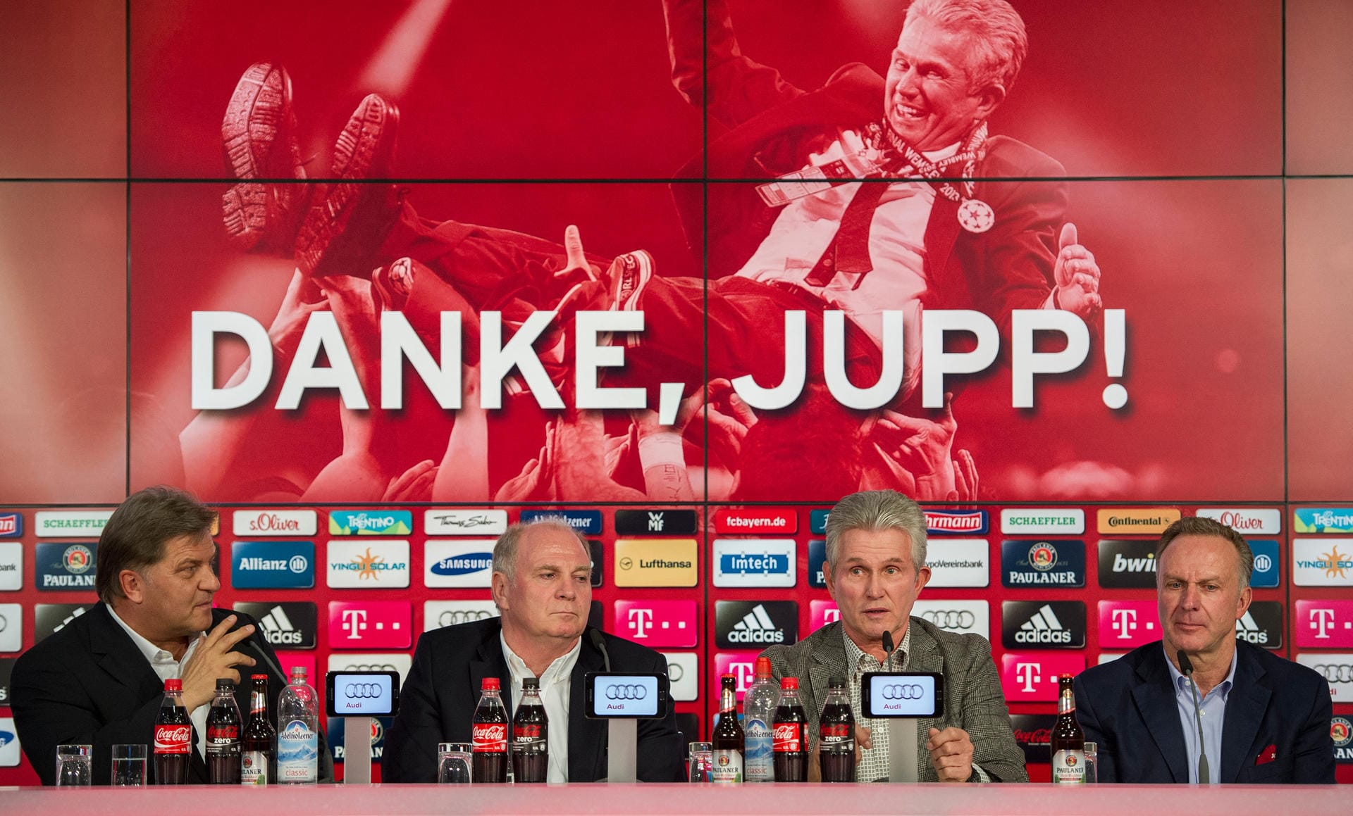 Dass es für "Don Jupp" nach dem größten Erfolg in der Geschichte des FC Bayern dennoch nicht weiterging an der Säbener Straße, stand bereits seit der Winterpause fest: Am 16. Januar 2013 verkündeten die Verantwortlichen die Verpflichtung von Pep Guardiola. Sein Vorgänger (Zweiter von rechts) hätte gerne weitergemacht, wurde aber von Pressesprecher Markus Hörwick (von links), Uli Hoeneß und Karl-Heinz Rummenigge am 4. Juni 2013 auf einer Pressekonferenz herzlich verabschiedet.