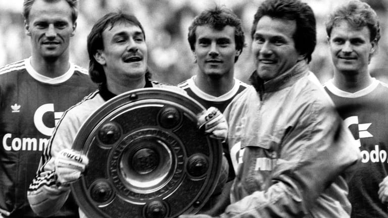 In der Saison 1987/88 übernahm Jupp Heynckes (Zweiter von rechts) den FC Bayern zum ersten Mal, nachdem Vorgänger Udo Lattek entlassen worden war. Platz zwei in der laufenden Spielzeit folgte nur ein Jahr später der Gewinn der Meisterschaft.