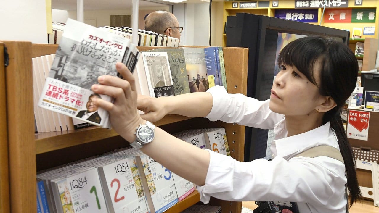 In einer Buchhandlung in Tokio werden die Bücher des Literaturnobelpreis-Favoriten Haruki Murakami gegen die Werke von Kazuo Ishiguro ausgetauscht.