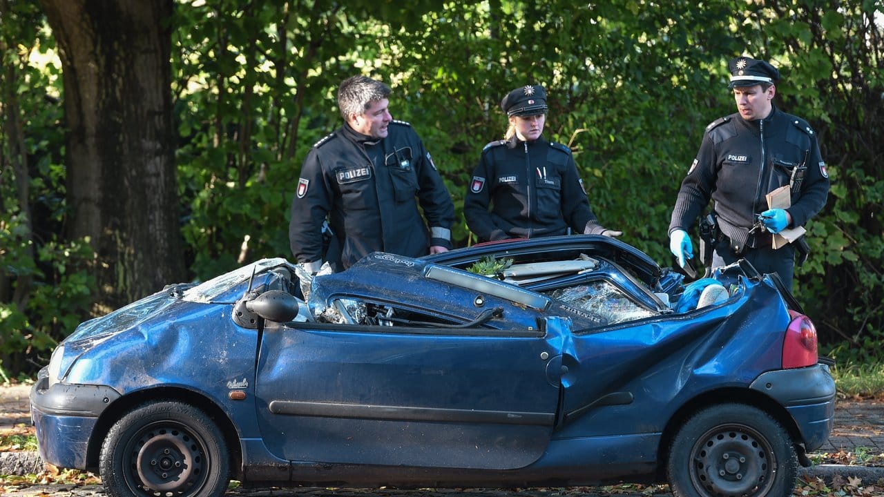 In diesem Auto wurde eine Hamburger Autofahrerin von einem Baum erschlagen.