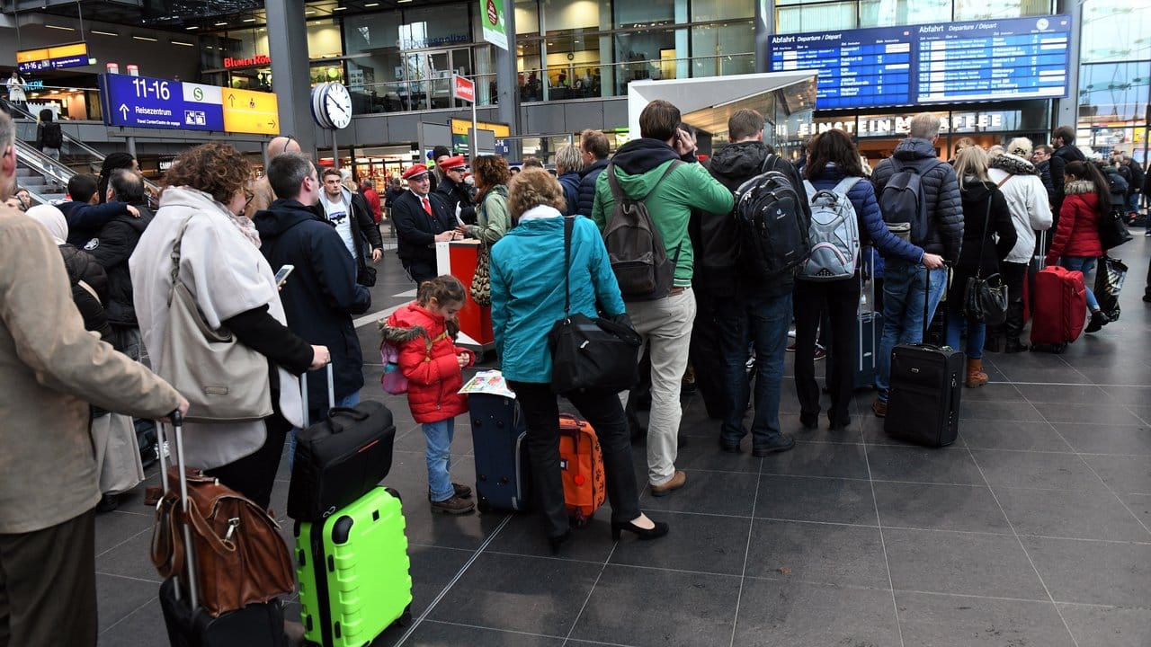 Warteschlange im Berliner Hauptbahnhof: Wegen des Sturms musste die Bahn viele Verbindungen streichen.