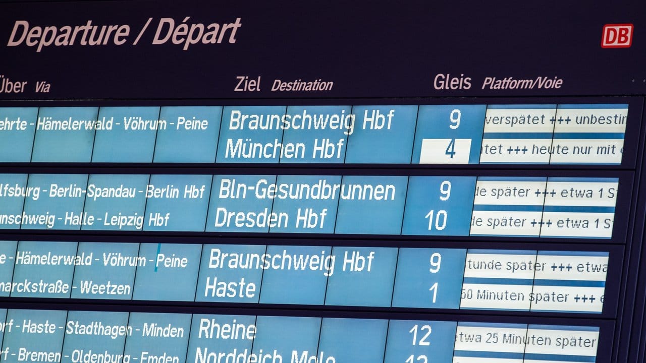 Lahmgelegt: Eine Anzeigetafel zeigt im Hauptbahnhof von Hannover Verspätungen an.