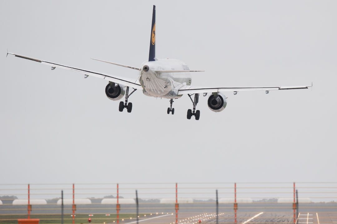 Anflug im Sturm: Eine Lufthansa-Maschine landet in Schräglage auf dem Flughafen Hannover.