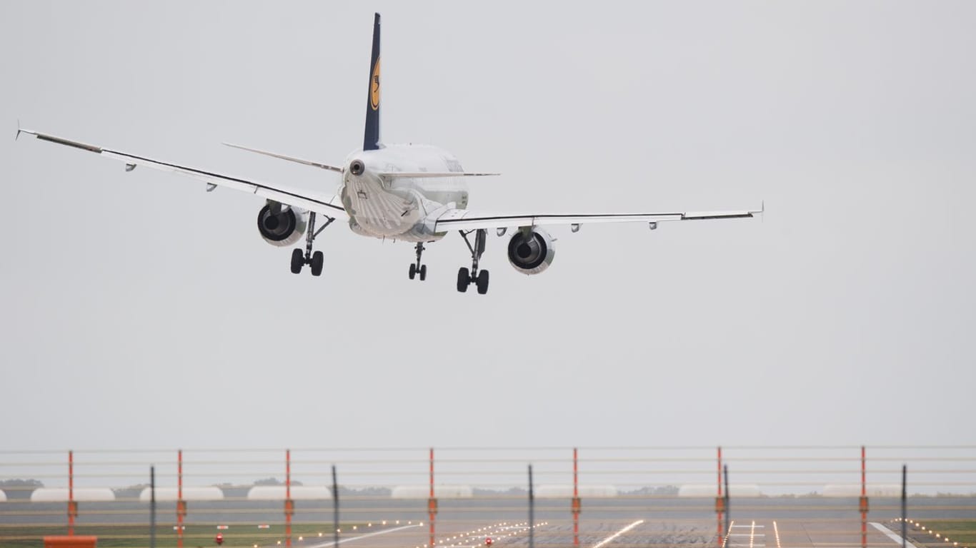 Anflug im Sturm: Eine Lufthansa-Maschine landet in Schräglage auf dem Flughafen Hannover.