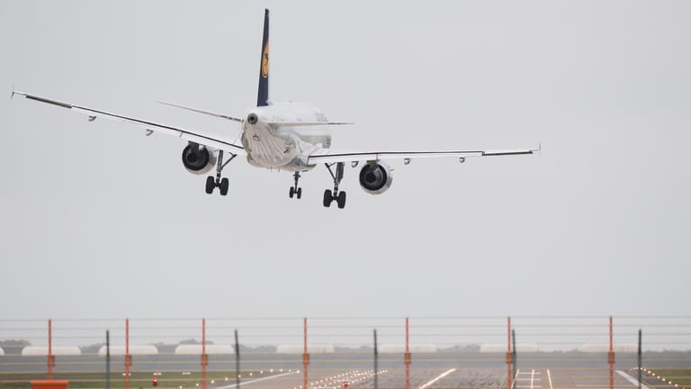 Anflug im Sturm: Eine Lufthansa-Maschine landet in Schräglage auf dem Flughafen Hannover.