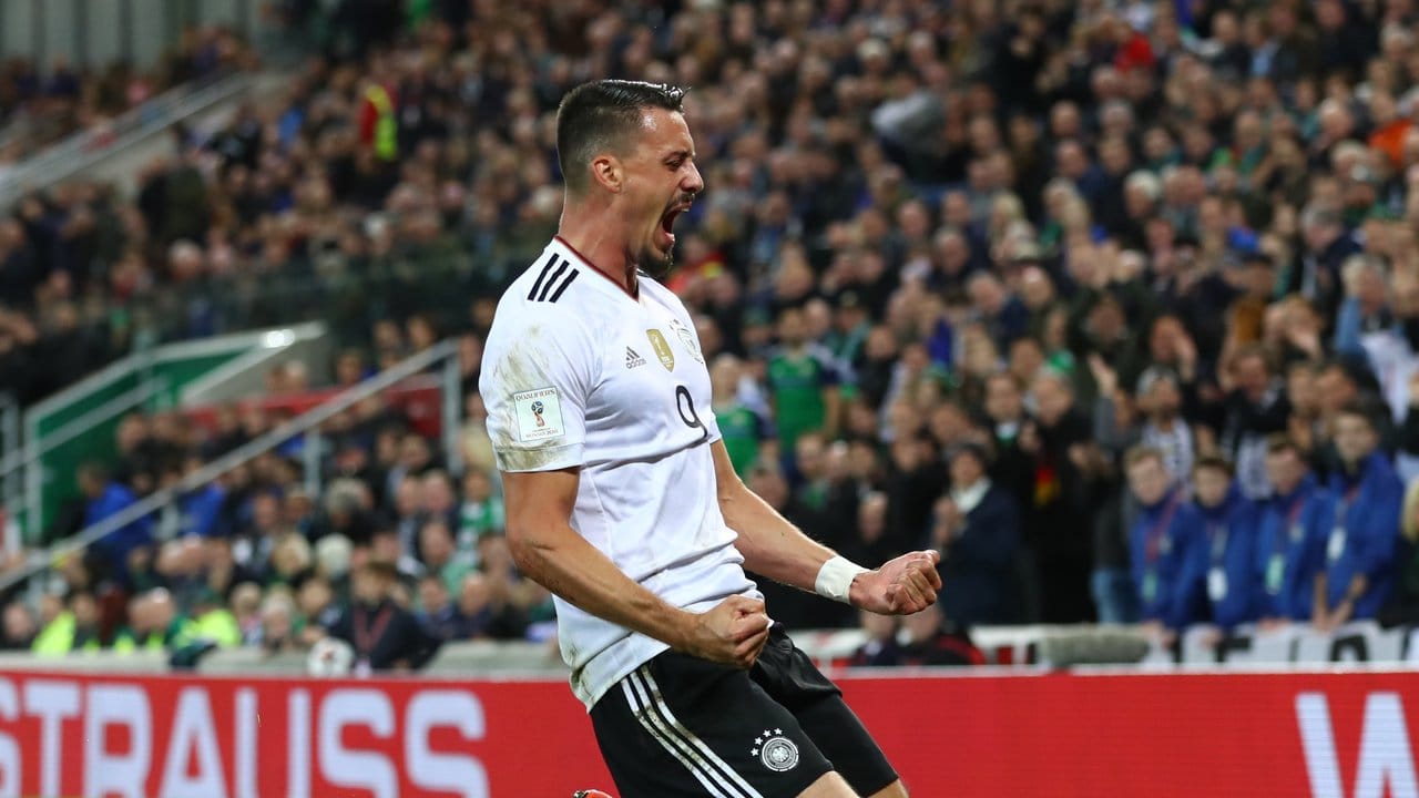 DFB-Angreifer Sandro Wagner bejubelt sein Tor zum 2:0.