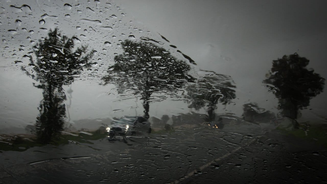 Weltuntergangsstimmung: Regen prasselt auf die Windschutzscheibe eines Autos in der Nähe von Paderborn.