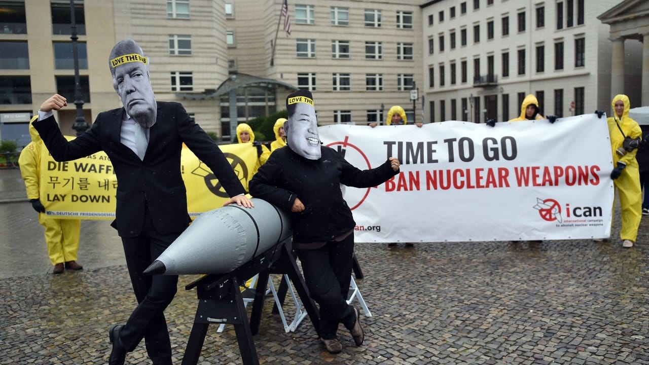 ICAN-Aktivisten im vergangenen Monat bei einer Protestaktion gegen den Konflikt zwischen den USA und Nordkorea vor der US-Botschaft in Berlin. ICAN-Aktivisten im vergangenen Monat bei einer Protestaktion gegen den Konflikt zwischen den USA und Nordkorea vor der US-Botschaft in Berlin.