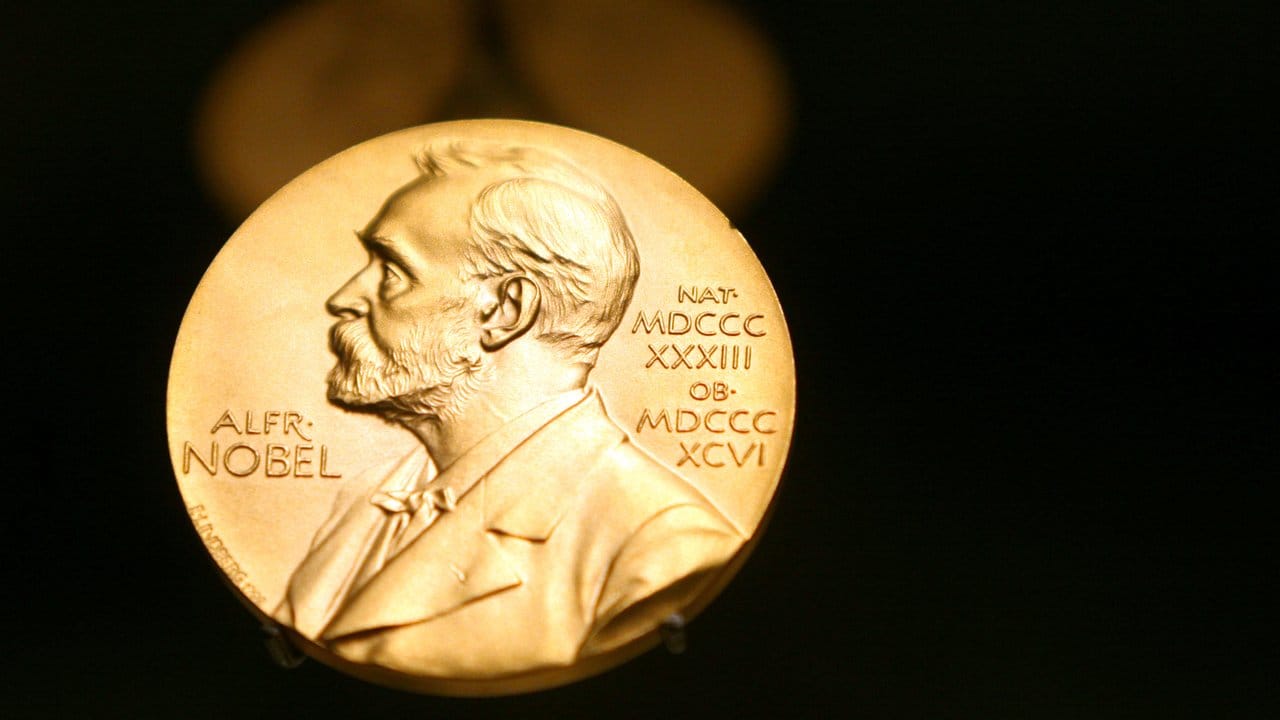 Eine Nobelpreis-Medaille mit dem Konterfei von Alfred Nobel. Eine Nobelpreis-Medaille mit dem Konterfei von Alfred Nobel.