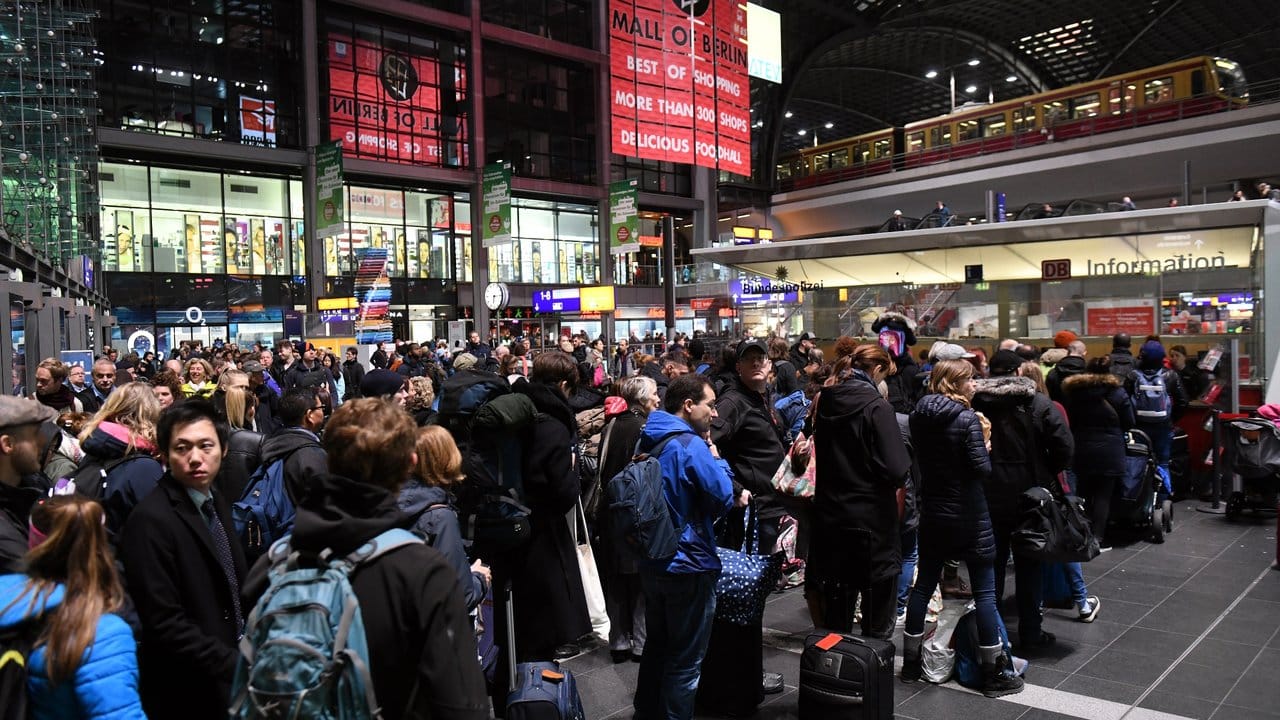 Warteschlange im Berliner Hauptbahnhof: Die Verbindungenm im Norden und Nordosten sind weiterhin massiv beeinträchtigt.