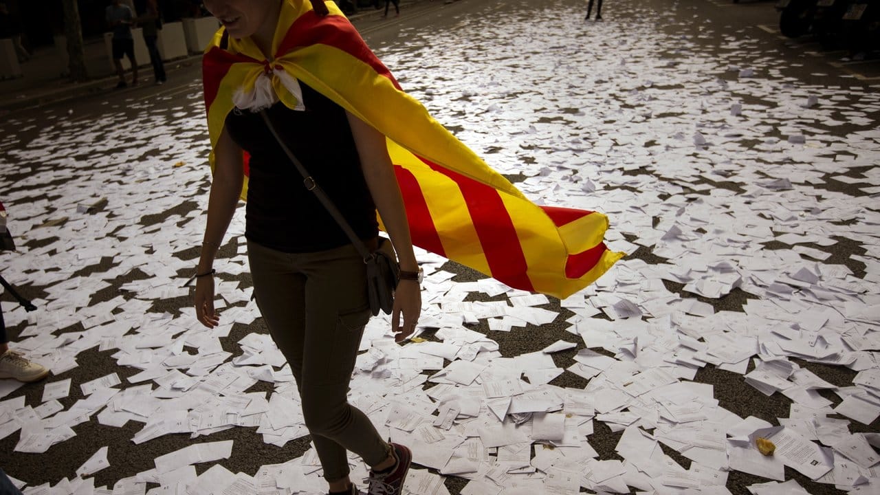Eine Frau mit der "Estelada", der Fahne Kataloniens.