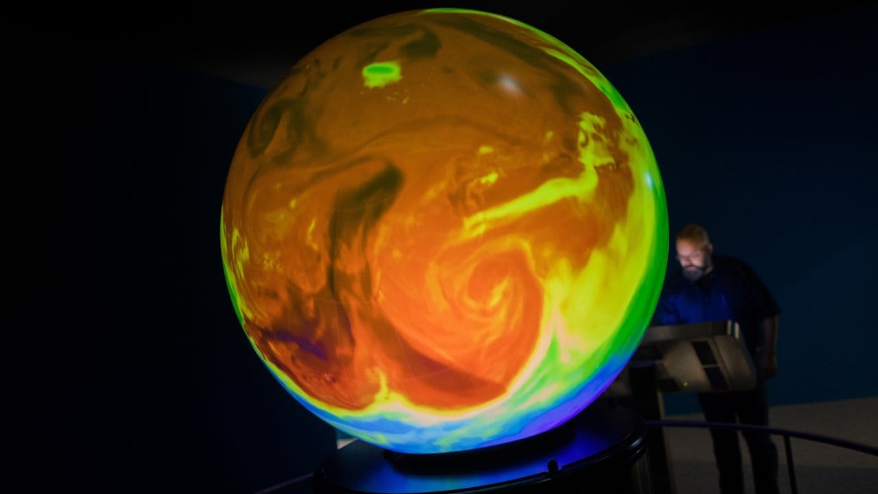 Die rote Farbe auf der Weltkugel veranschaulicht den CO2-Ausstoß der Nordhalbkugel.