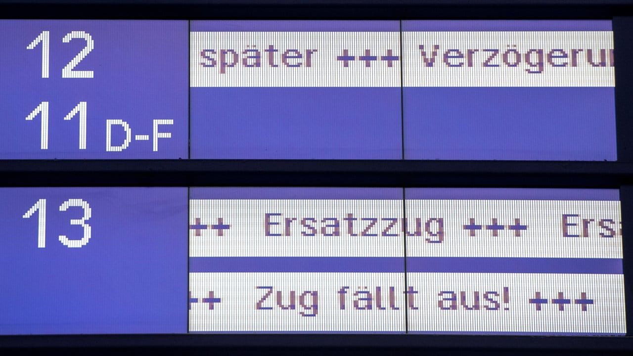 "Später", "Verzögerung", "Ersatzzug" und "Zug fällt aus!" steht am Hamburger Hauptbahnhof auf einer Anzeigetafel. "Später", "Verzögerung", "Ersatzzug" und "Zug fällt aus!" steht am Hamburger Hauptbahnhof auf einer Anzeigetafel.
