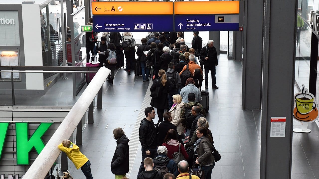 Reisende warten am Berliner Hauptbahnhof in langen Schlangen. Reisende warten am Berliner Hauptbahnhof in langen Schlangen.