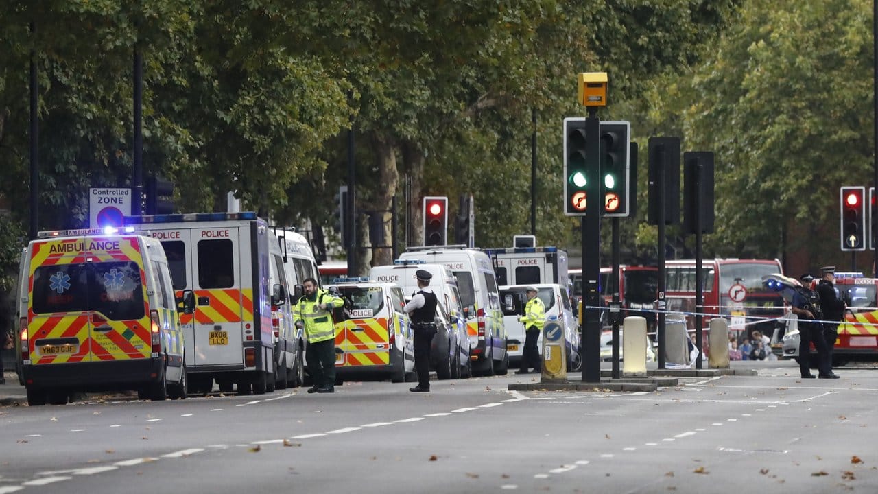 Polizisten und Rettungskräfte stehen in der Nähe der Cromwell Gardens in London, wo einige Menschen von einem Auto angefahren und verletzt wurden. Polizisten und Rettungskräfte stehen in der Nähe der Cromwell Gardens in London, wo einige Menschen von einem Auto angefahren und verletzt wurden.