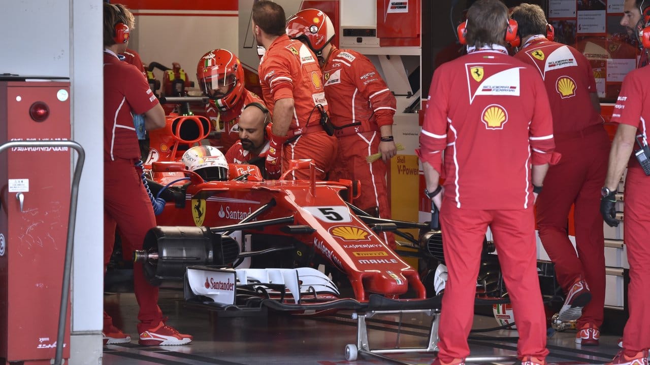 Die Mechaniker konnten die Probleme an Sebastian Vettels Ferrari nicht mehr beheben.
