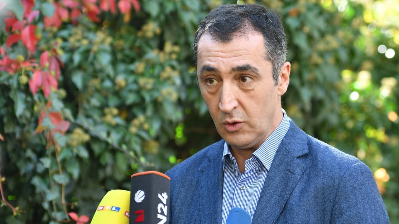 Cem Özdemir verlangt von der türkischen Regierung die Freilassung der Deutschen, die aus politischen Gründen in der Türkei inhaftiert wurden. Cem Özdemir verlangt von der türkischen Regierung die Freilassung der Deutschen, die aus politischen Gründen in der Türkei inhaftiert wurden.
