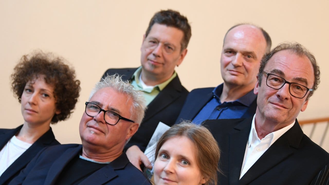 Die sechs Autorinnen und Autoren auf der Shortlist: Sasha Marianna Salzmann (l-r), Gerhard Falkner, Franzobel, Marion Poschmann, Thomas Lehr und Robert Menasse.