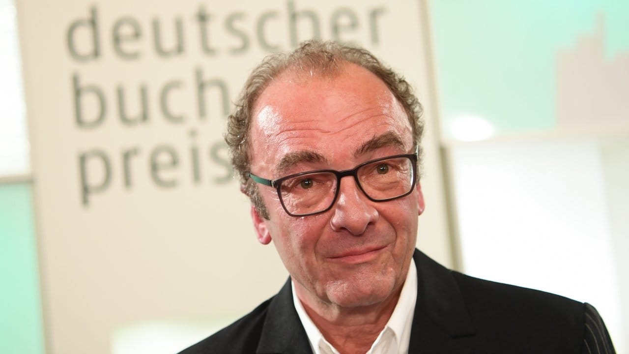Ein bewegender Moment: Robert Menasse erhält den Deutschen Buchpreis für seinen Roman "Die Hauptstadt". Ein bewegender Moment: Robert Menasse erhält den Deutschen Buchpreis für seinen Roman "Die Hauptstadt".
