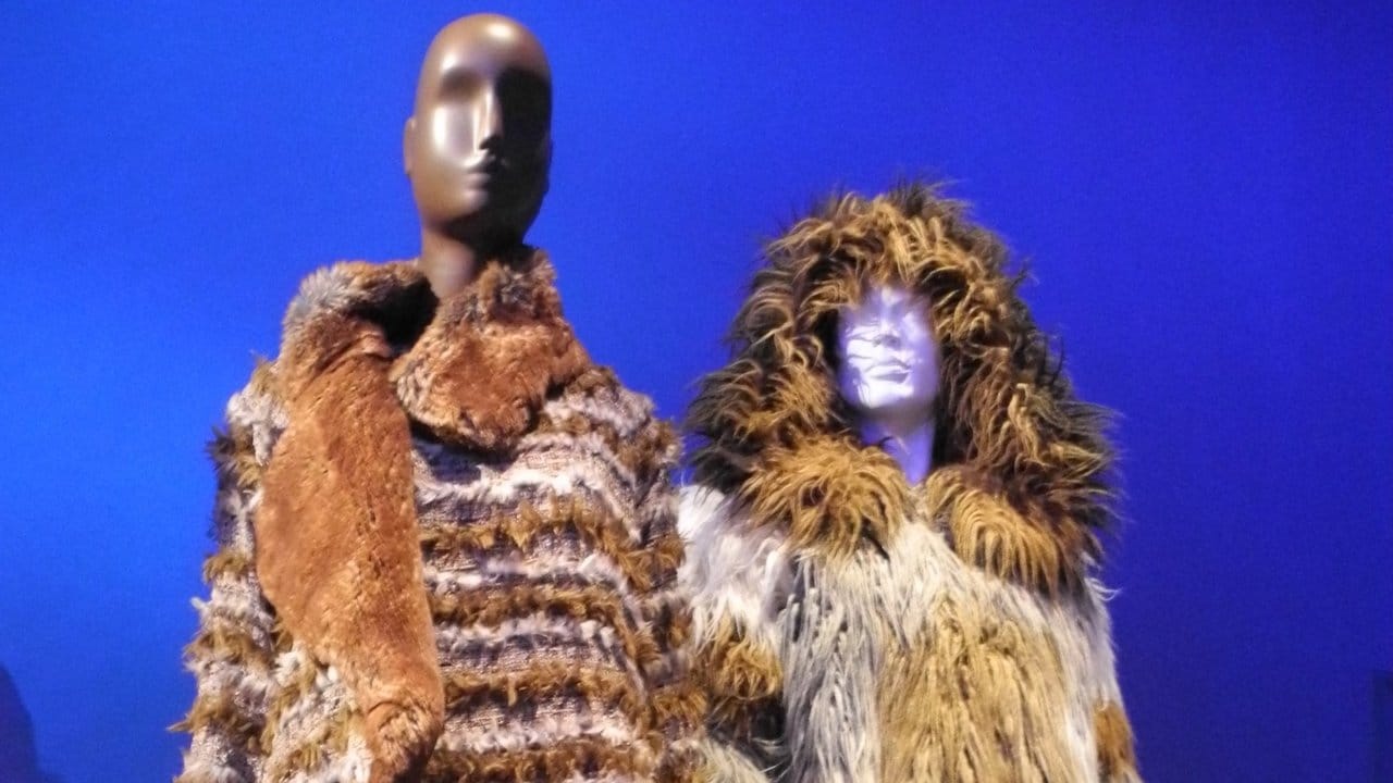 Kleidungsstücke aus falschem Fell, entworfen von Karl Lagerfeld - in Anlehung an Arktis-Expeditionen.