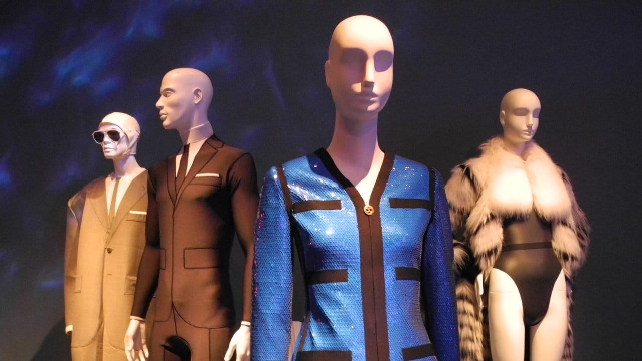 Eine mit blauen Pailletten besetzte Jacke des Designers Karl Lagerfeld - in Anlehung an Neoprenanzüge.