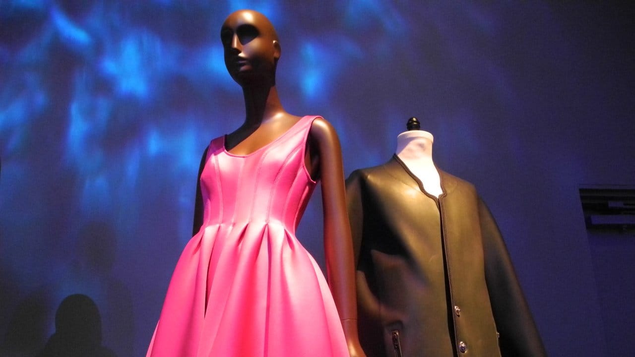 Ein pinkfarbenes Neopren-Kleid der Designerin Donna Karan.