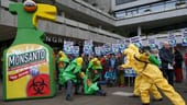Demonstranten protestieren in Hamburg gegen den Einsatz von Glyphosat.
