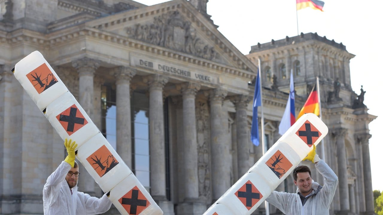 Protestaktion vor dem Bundestag: Glyphosat ist umstritten.