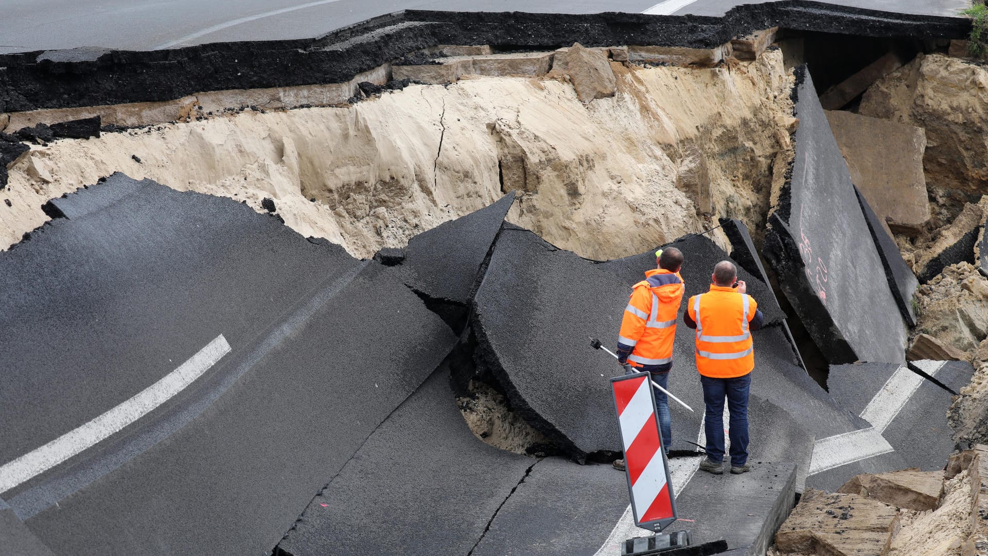 Fachleute schätzen das Ausmaß der Schäden ein.