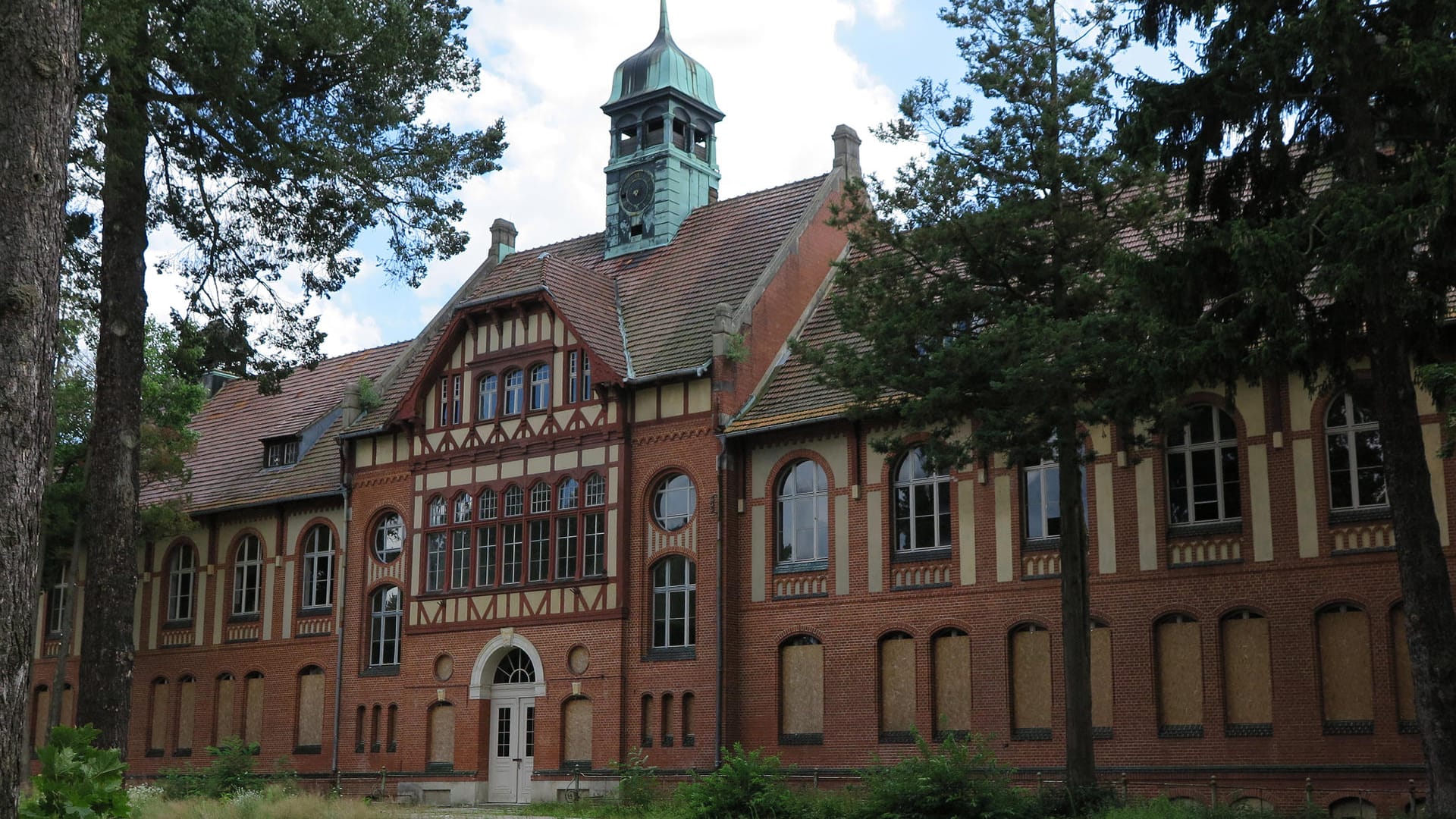 Ehemaliges Badehaus: Die Beelitz-Heilstätten versprühen ein düsteres Flair und sind deshalb bei Regisseuren beliebt.