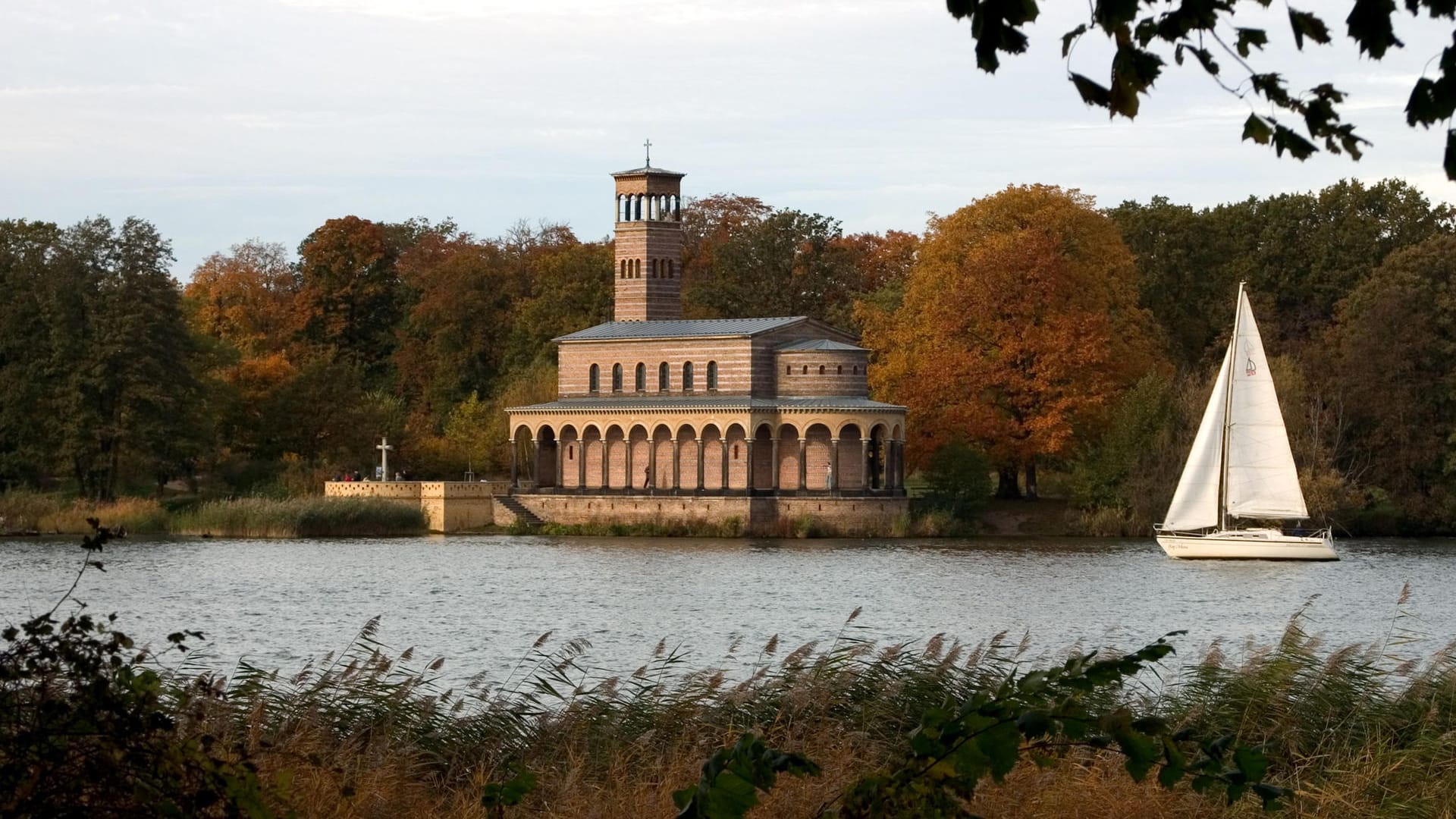 Sacrow mit seiner Heilandskirche jenseits der Havel ist die beschauliche Alternative zu Sanssouci – und ebenfalls ein beliebter Drehort.