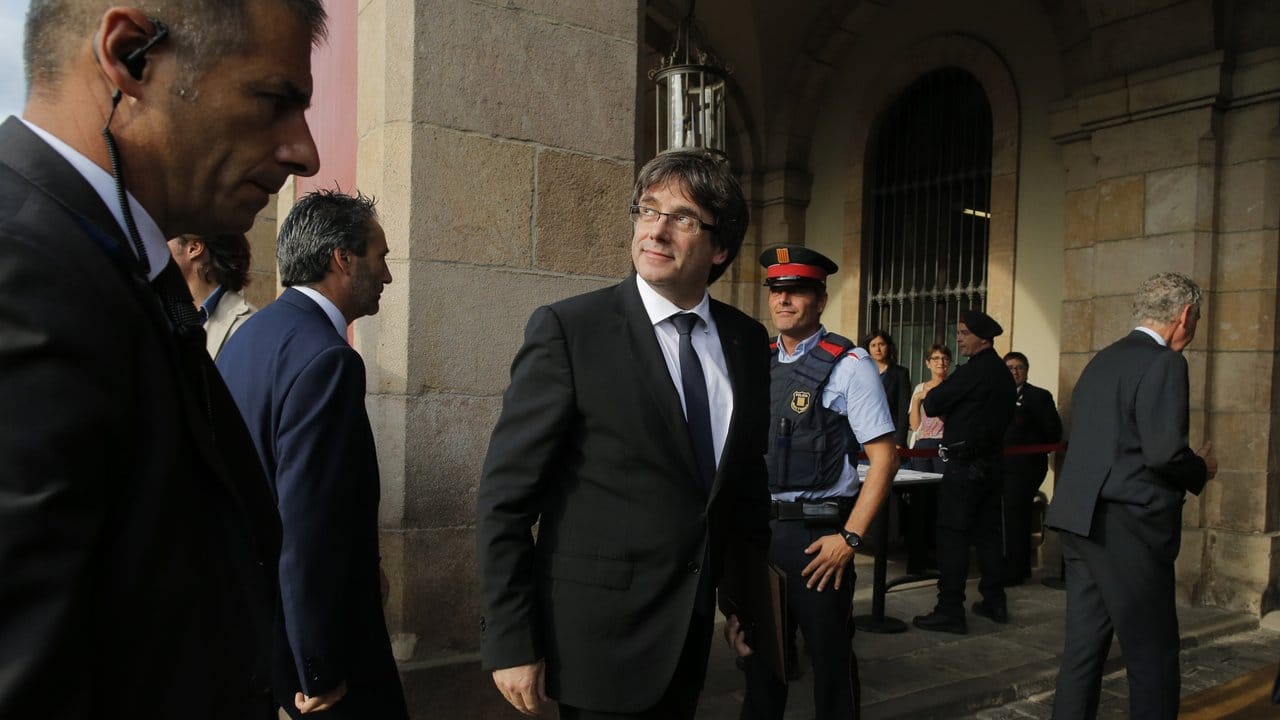 Vor dem Regionalparlament: Der katalanische Regierungschef Carles Puigdemont.