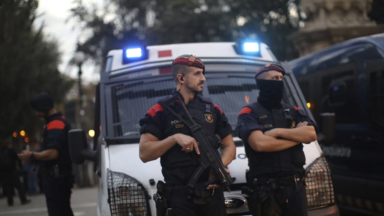 Spanische Polizeikräfte vor dem katalanischen Parlament in Barcelona.