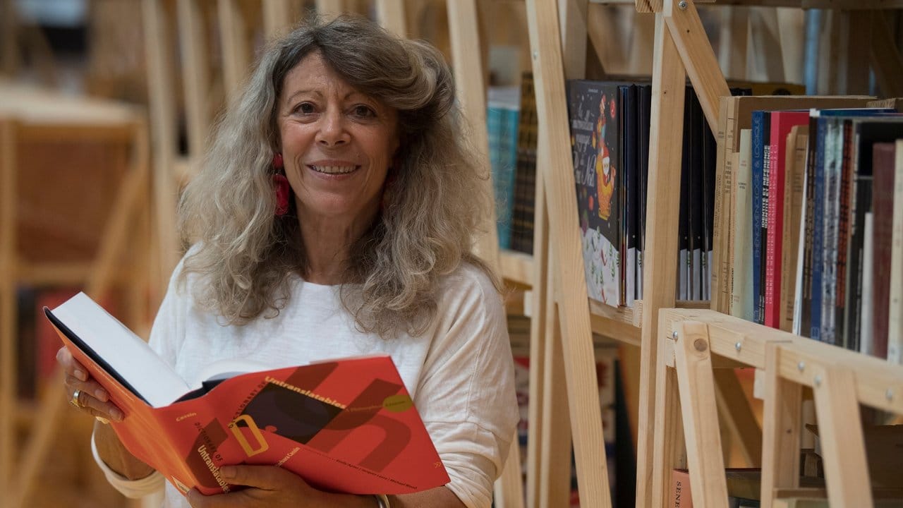 Die Autorin Barbara Cassin im Pavillon des Gastlandes Frankreich auf der Buchmesse in Frankfurt am Main.