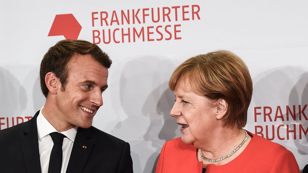 Der französische Präsident Emmanuel Macron und Bundeskanzlerin Angela Merkel bei der Eröffnungsfeier.