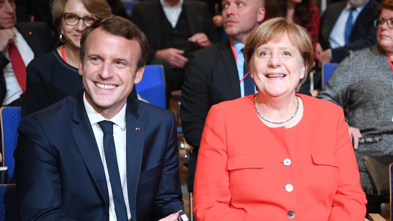 Eine gutgelaunte Bundeskanzlerin mit Staatspräsident Emmanuel Macron bei der Eröffnungsfeier.