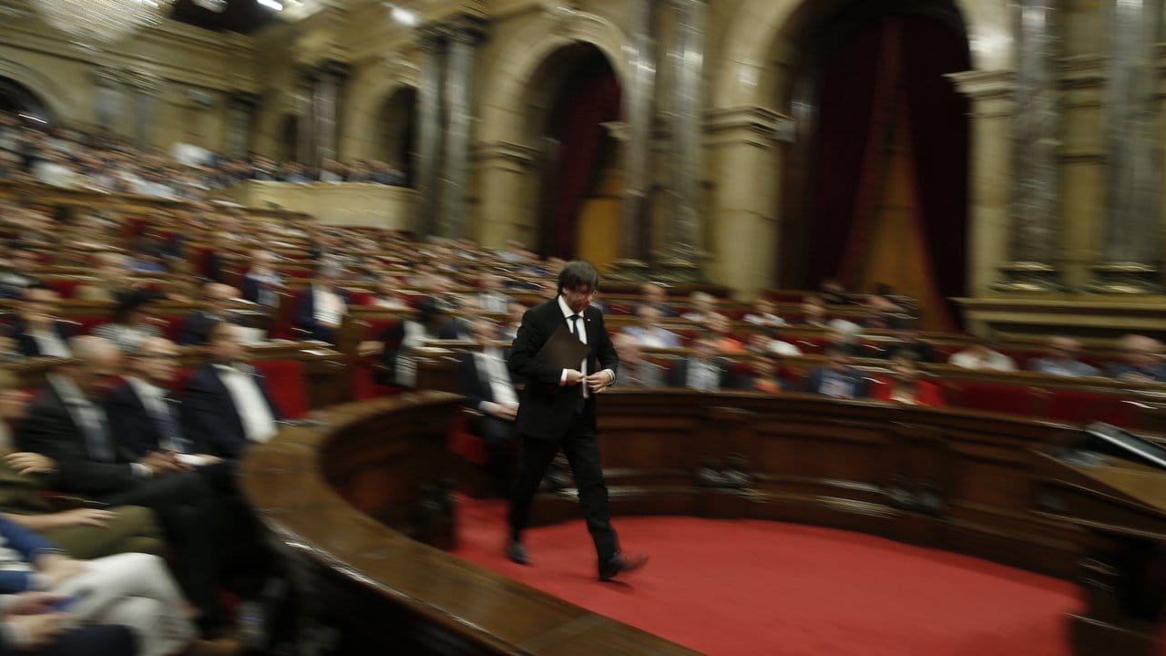 Carles Puigdemont auf dem Weg zum Podium.