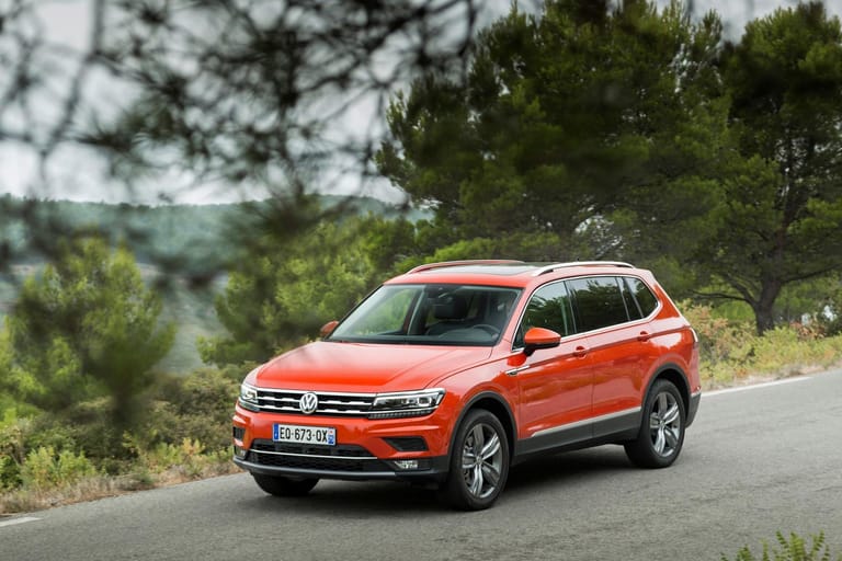 Da der Tiguan Allspace auf der gleichen Architektur wie der normale Tiguan aufbaut, stecken unter der Haube auch weitgehend die gleichen Antriebe.