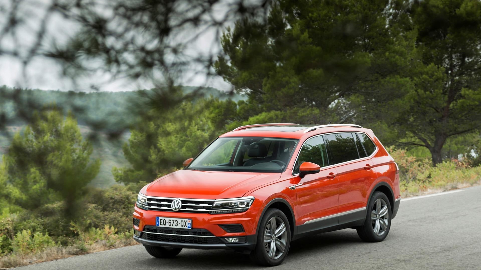 Da der Tiguan Allspace auf der gleichen Architektur wie der normale Tiguan aufbaut, stecken unter der Haube auch weitgehend die gleichen Antriebe.