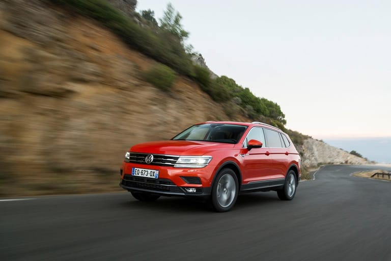 Wer den langen Tiguan als Fünfsitzer bestellt, also auf die dritte Sitzreihe bewusst verzichtet, dem stehen üppige 760 Liter Ladevolumen zur Verfügung.