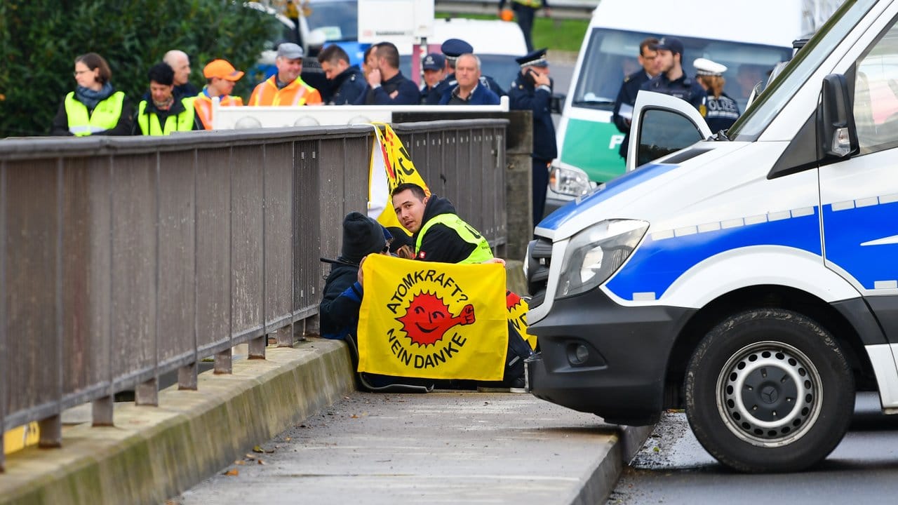 Atomkraftgegner haben sich auf einer Neckarbrücke in Gundelsheim an das Geländer gekettet.