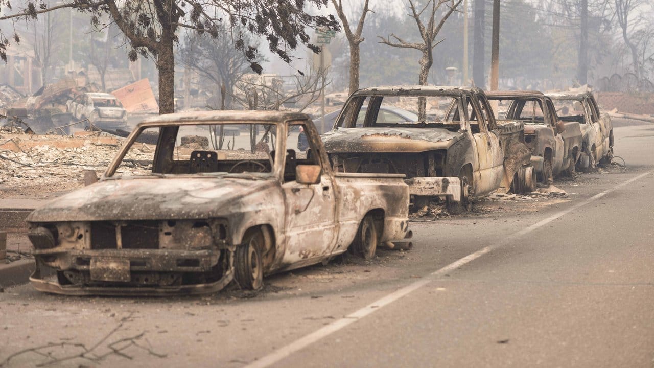 Vollständig ausgebrannte Fahrzeuge in Santa Rosa (USA) auf der Hopper Avenue.