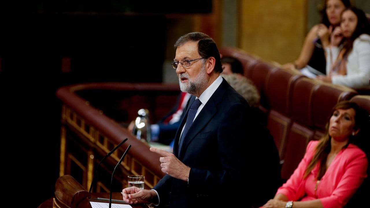 Der spanische Ministerpräsident Mariano Rajoy bezieht Stellung in der Ageordnetenkammer in Madrid.