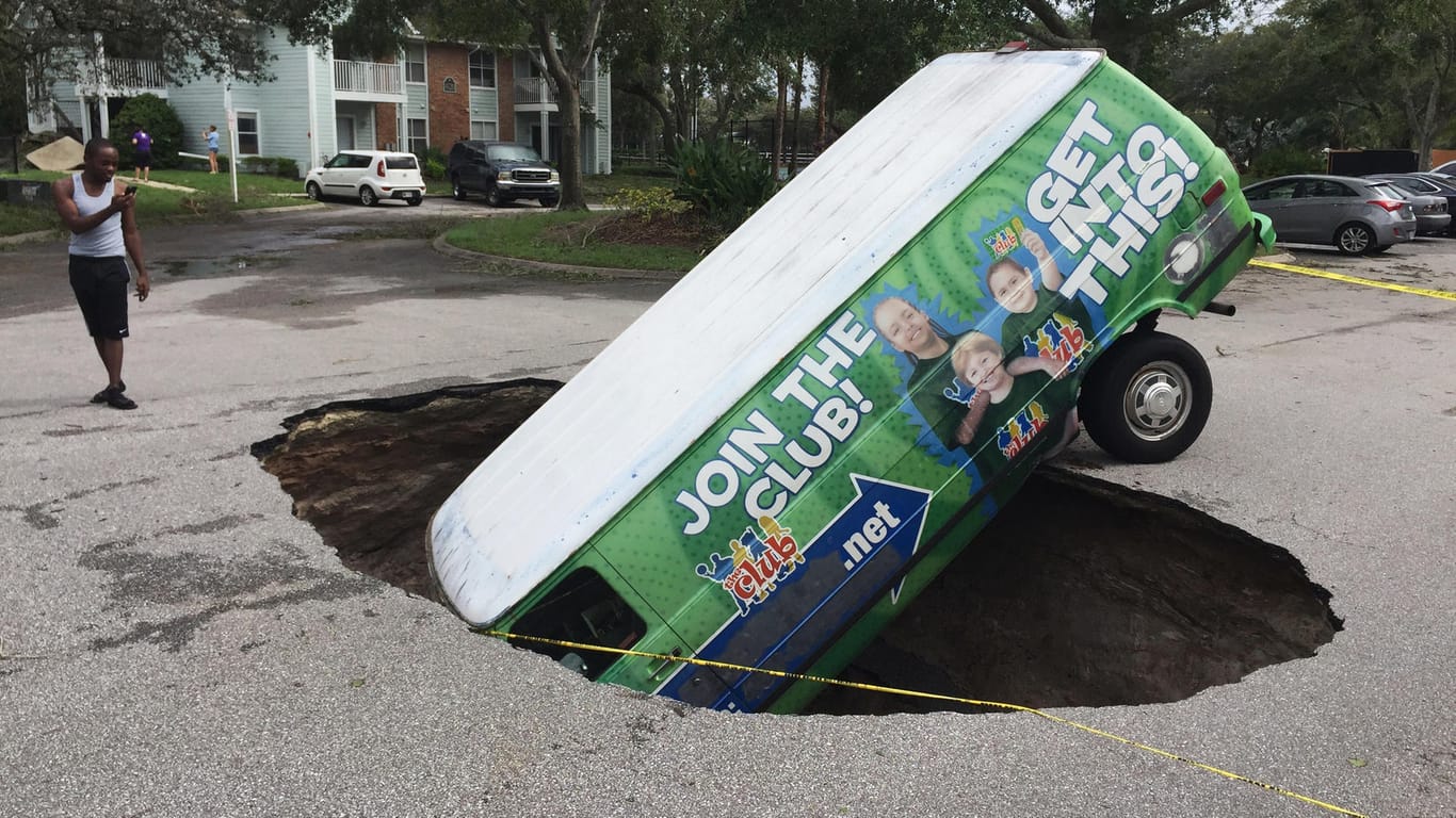 Ein Transporter steckt in Florida nach Hurrikan "Irma" in dem Krater einer abgesunkene Straße fest.