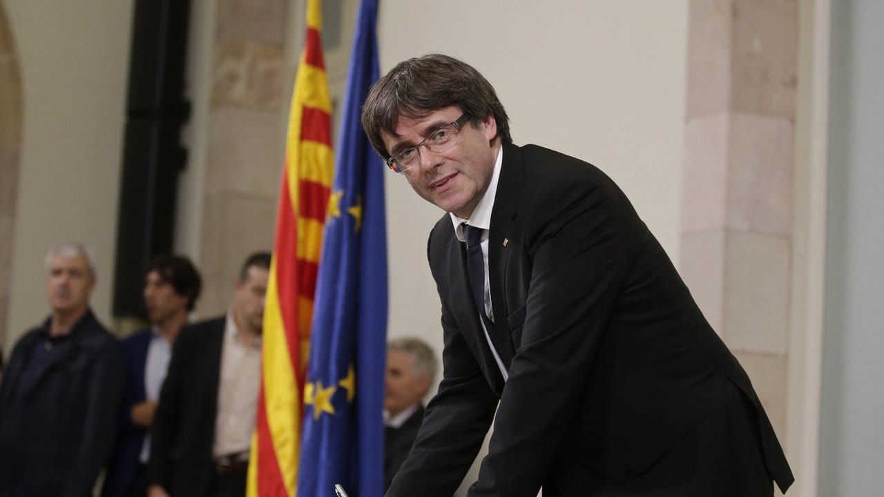 Unabhängigkeitserklärung oder nicht? Der katalanische Regierungschef Carles Puigdemont unterzeichnet im Regionalparlament ein Dokument.