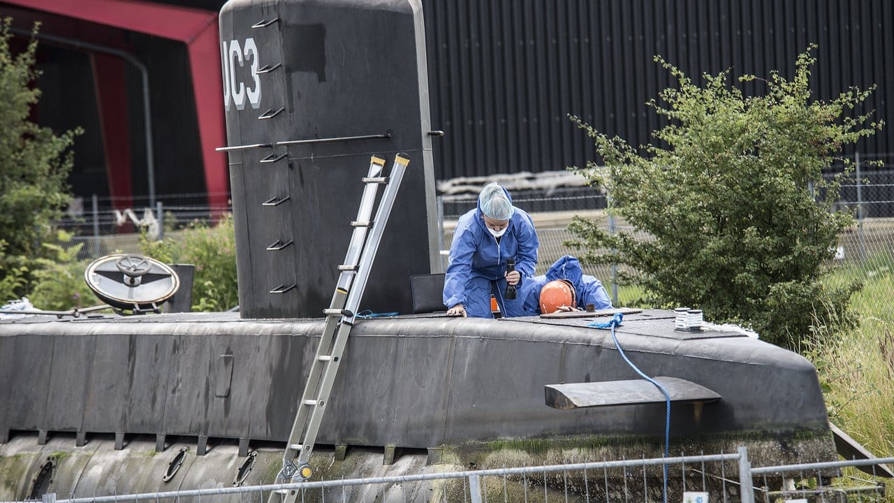 Mitarbeiter der Spurensicherung nehmen in Kopenhagen DNA-Proben auf dem U-Boot "Nautilus".