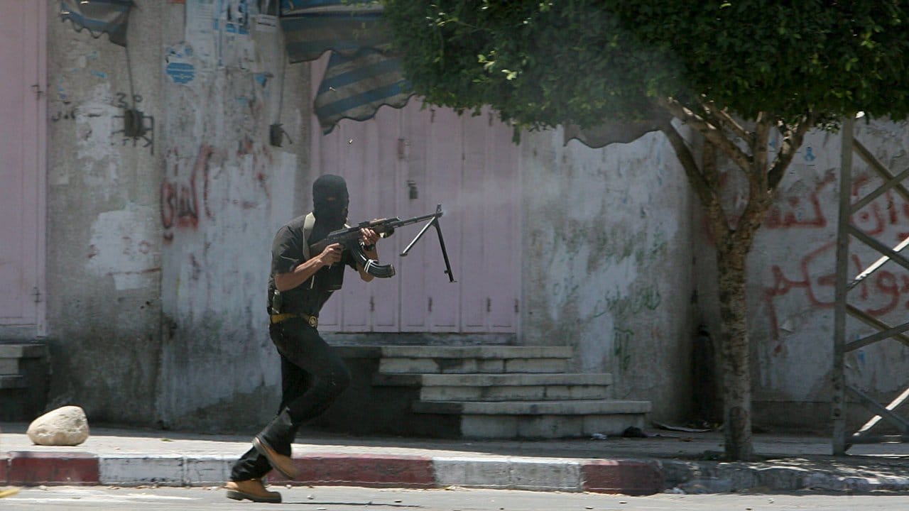 Dauerfeuer: Ein Fatah-Kämpfer rennt im Juni 2007 durch eine Straße in Gaza-Stadt.