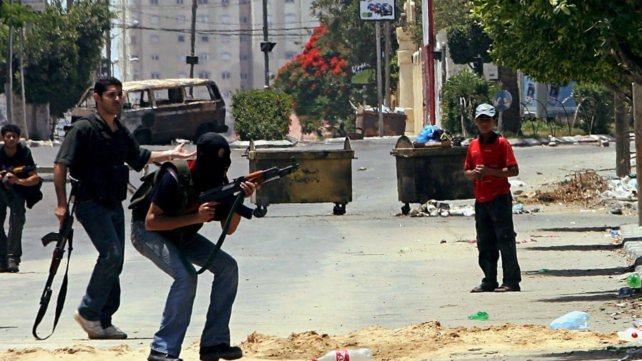 Im Juni 2007: Fatah-Kämpfer feuern in Gaza-Stadt auf Militante der konkurrierenden Hamas.