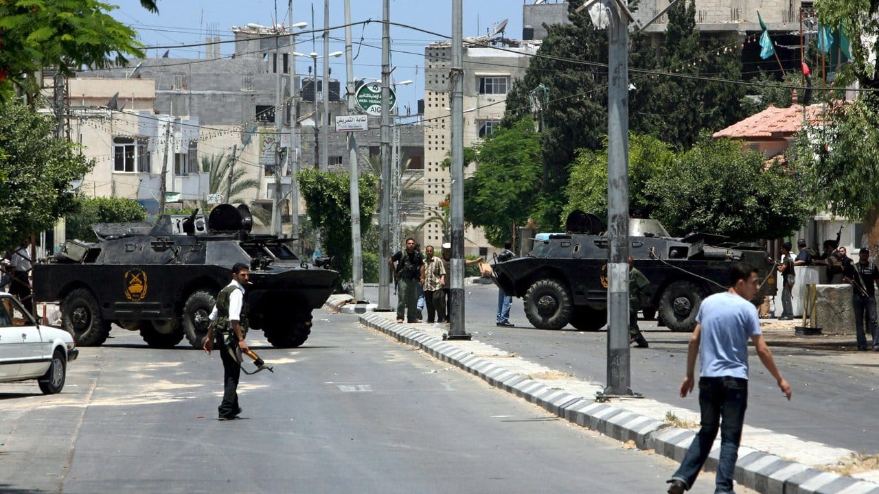 Panzerfahrzeuge der Fatah bei den Kämpfen um die Vorherrschaft im Gazastreifen im Frühsommer 2007.